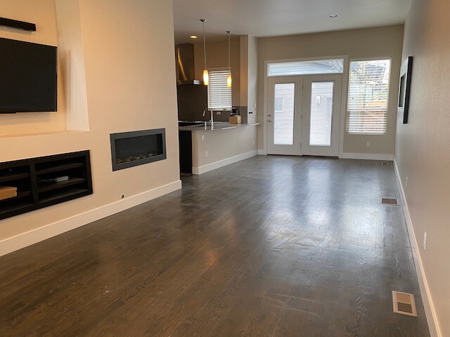 Building Photo - Across from Central Park, 3 bed/4 bath Townhome AVAILABLE 9/1/26