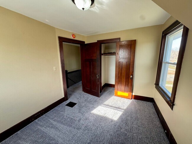 Building Photo - Updated 3BR End-Unit Townhome Across from Stephens Park – Moline