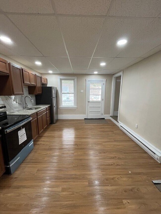 Building Photo - 3-4 bedroom, 2 bathroom