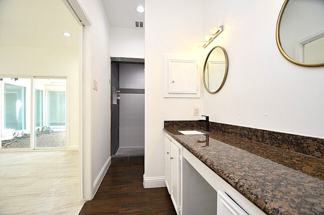 Building Photo - 2203 Briarview Dr