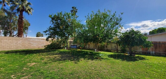 Building Photo - Central Palm Desert Home (3b/2b)