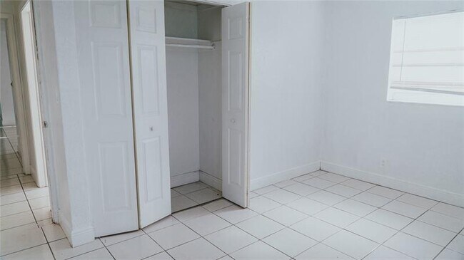 Building Photo - 6320 SW 10th Ct