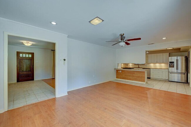 Building Photo - 806 Westwood Dr