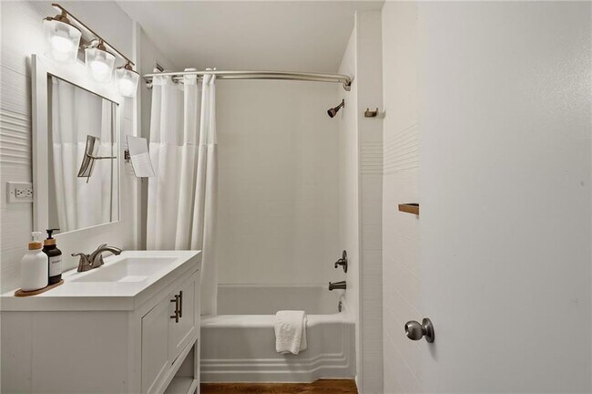 Building Photo - 3645 Peachtree Rd NE