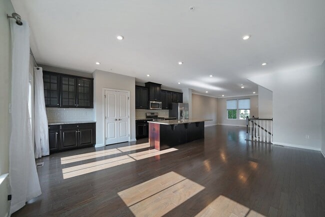 Building Photo - Luxury 3 Bedroom 4 Bath Townhome in Atwate...