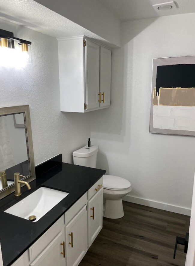 Building Photo - For Rent: Beautifully Remodeled 2 Bed, 2 B...