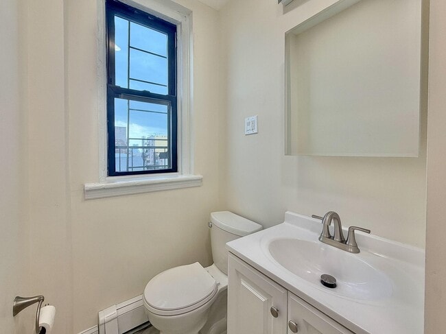 Building Photo - 327 8th St