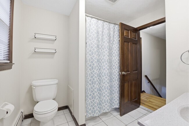 Building Photo - 17 Circle Rd