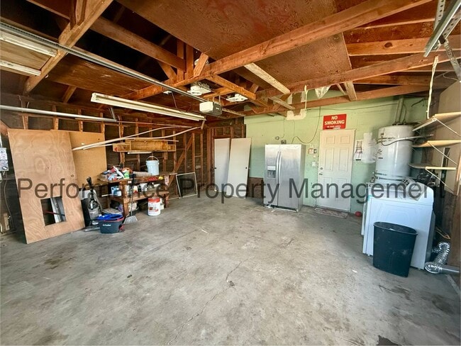 Building Photo - Cute 3 Bed/2 Bath Home in Taft w/ $0 Deposit Option