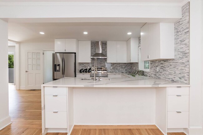 Building Photo - Sheek Updated Home With Pool!