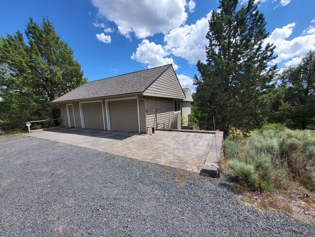 Building Photo - FULLY FURNISHED - 3 Bed 3 Full bath-office/bonus/craft room-walk to river