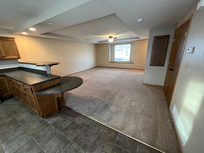 Building Photo - 727 W 8th St