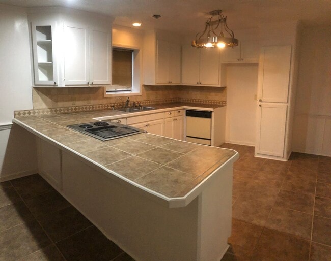 Building Photo - 110 Boxwood Pl N