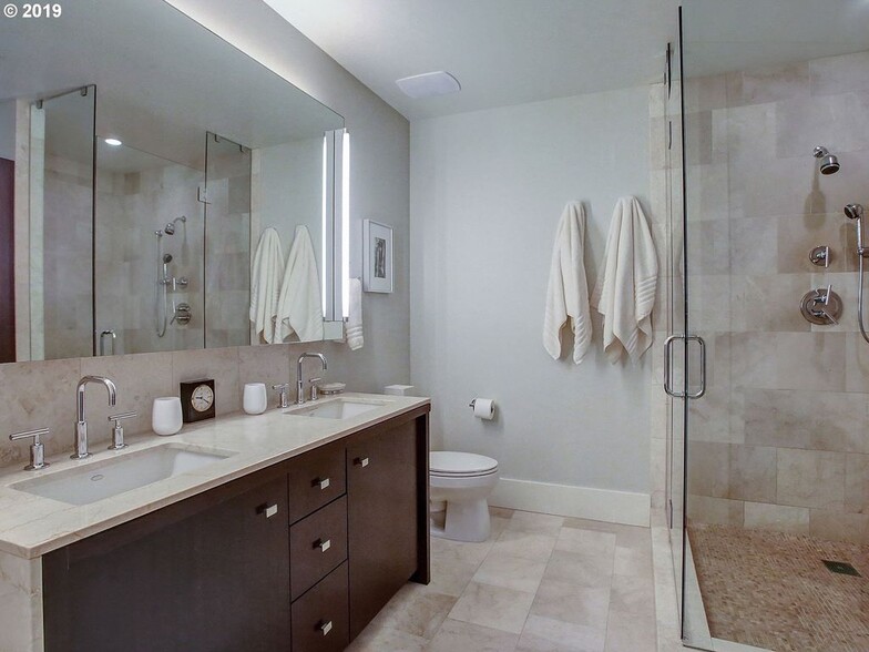 master bath w/jacuzzi tub, shower, double sinks, linen closet - 1001 NW Lovejoy St