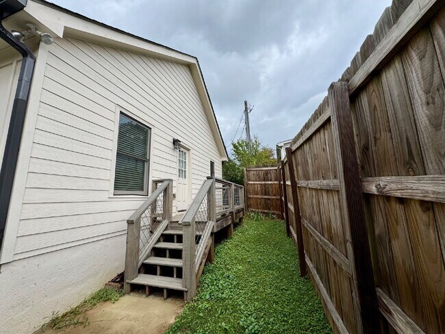 Building Photo - Single Bedroom Charmer
