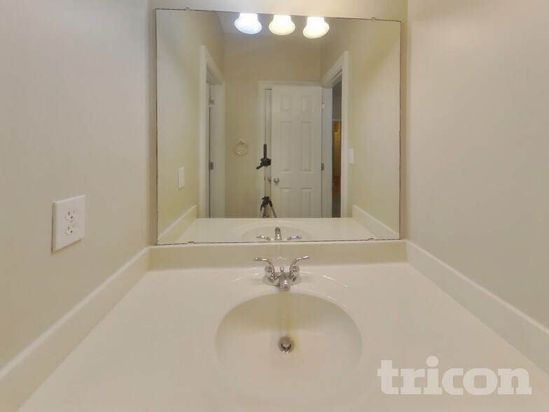 Building Photo - 400 Tomahawk Tr