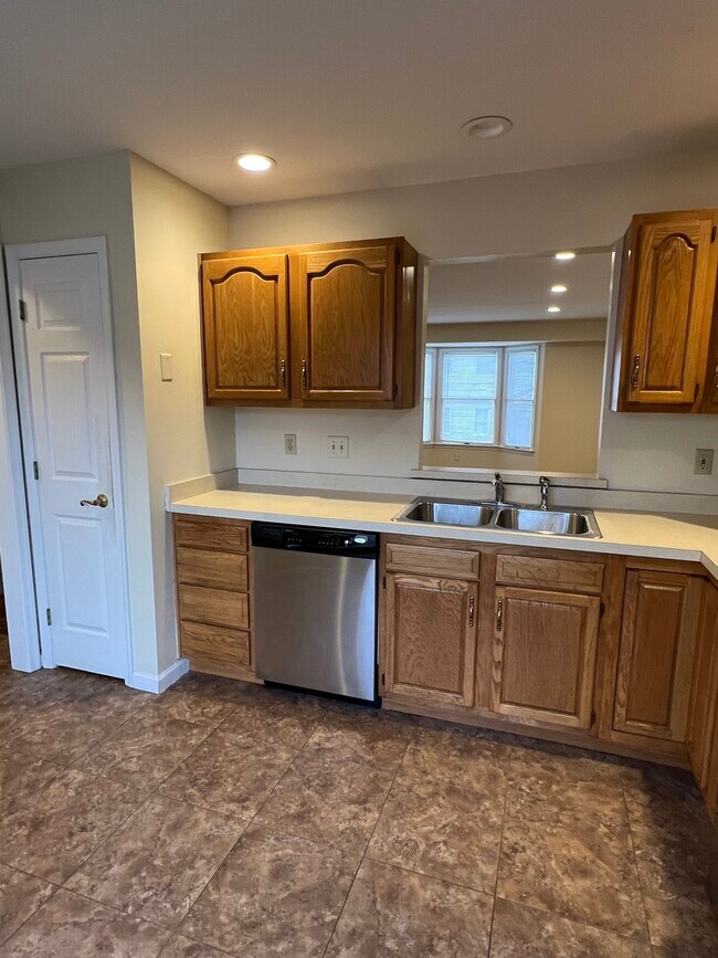 Building Photo - 4 N Locust St