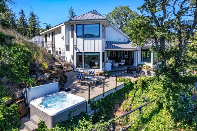 Building Photo - 3500 Westcliff Dr