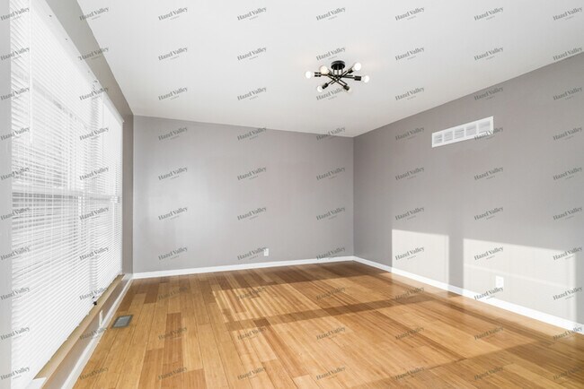 Building Photo - 695 Starlet Dr