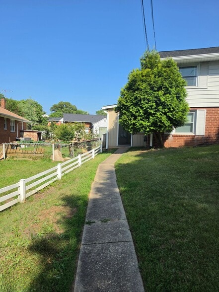 Building Photo - 5825 Lamont Dr