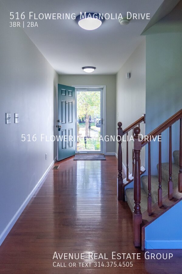 Building Photo - Bright End-Unit Townhome in Magnolia Village!