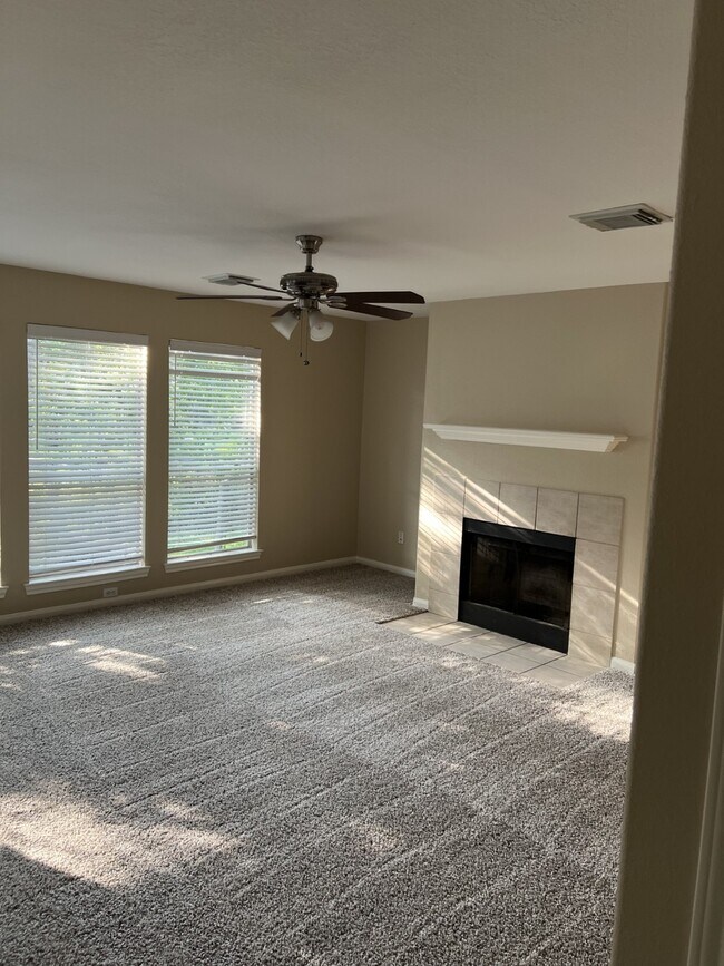 Building Photo - 374 Lake View Dr