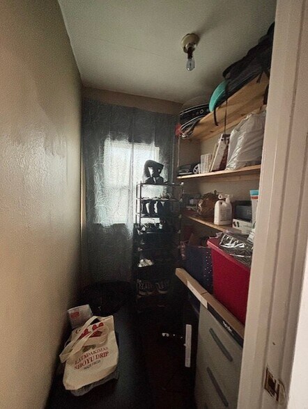 Building Photo - 909 W 1st St