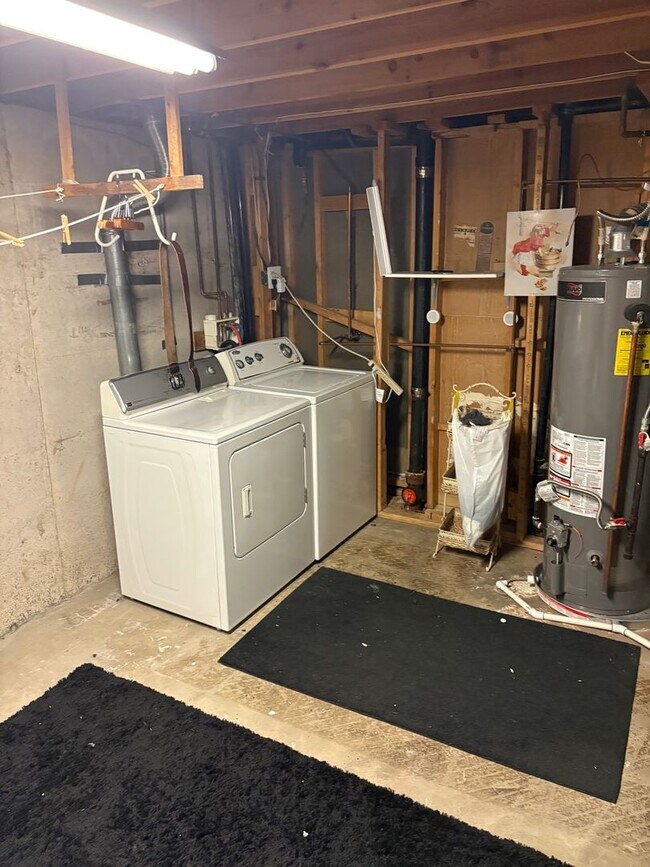 Building Photo - Price update Charming 2BR House (Basement ...