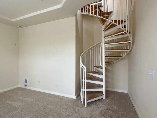 Building Photo - Huge, Updated 2 bed 2.5 bath Issaquah High...