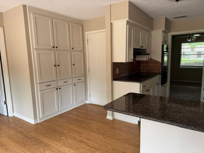 Building Photo - 3/2/2 Fenced Yard LISD Pet Friendly