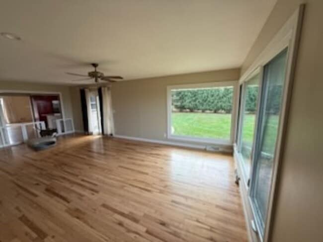 Building Photo - Charming Single Family Home in Brookfield - FIRST MONTH RENT HALF OFF!