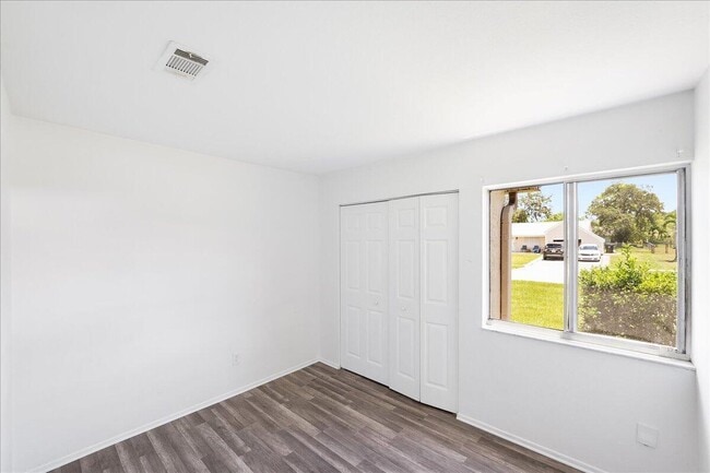 Building Photo - 849 SW Belmont Cir