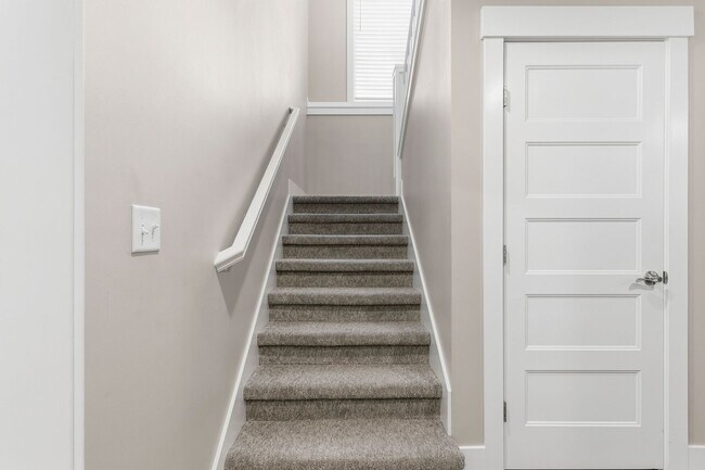 Building Photo - Stunning 6 Bed, 3 Bath Heritage Hills Home | 3-Car Garage | Walk-Out Basement