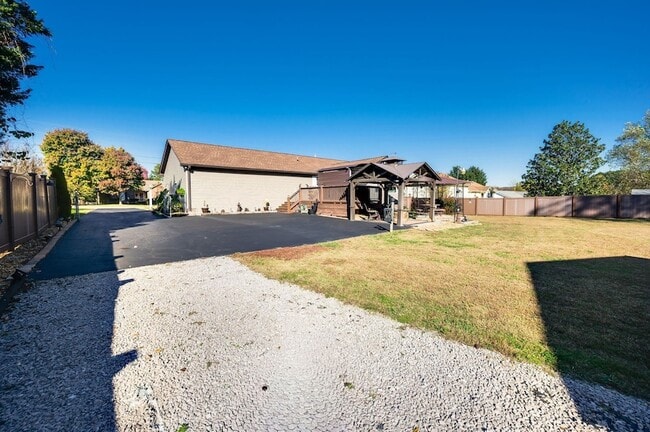 Building Photo - 808 Water View Terrace