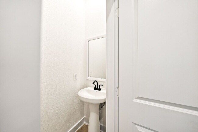 Building Photo - Charming Townhome Offering Space, Comfort, and Convenience