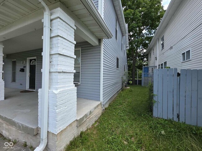 Building Photo - 329 N Sherman Dr