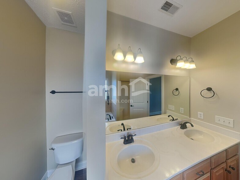 Building Photo - 1131 Longwood Dr