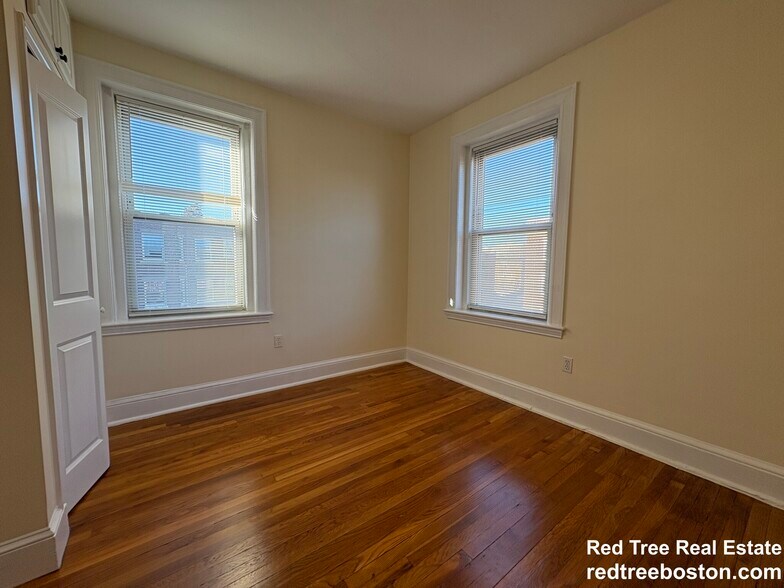 Building Photo - 73 Thatcher St