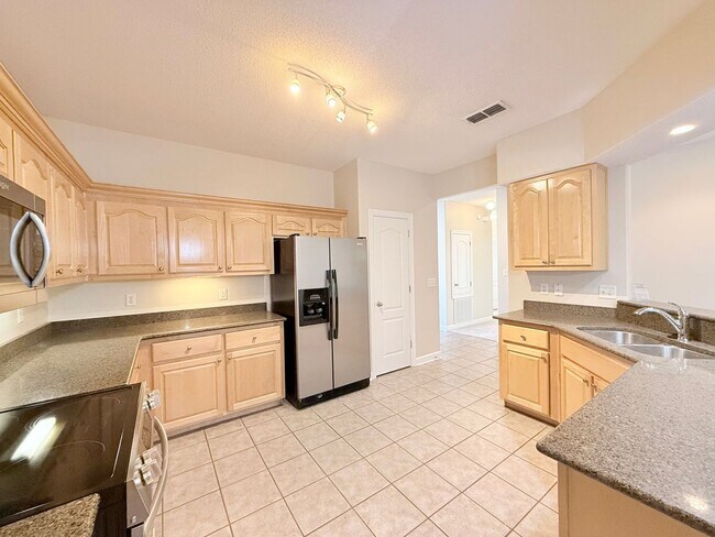 Building Photo - Spacious 3 Bed/2 Bath Home - 0.82 Acre Lot