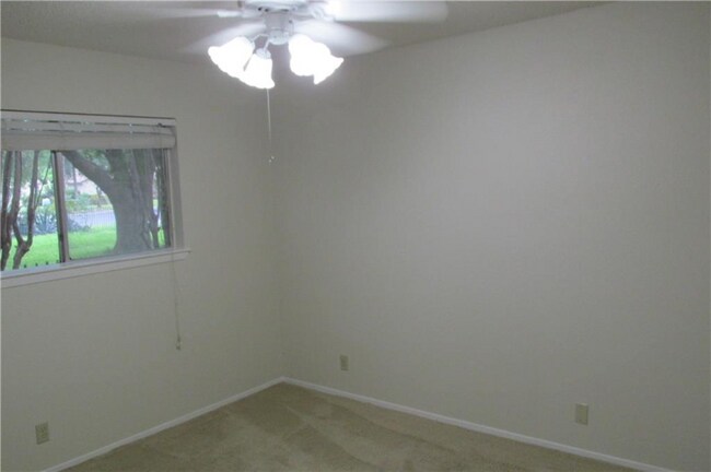 Building Photo - 404 Tanglewood Dr