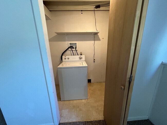 Building Photo - 5 Bed 2 Bath Home with 2 Car Attached Gara...