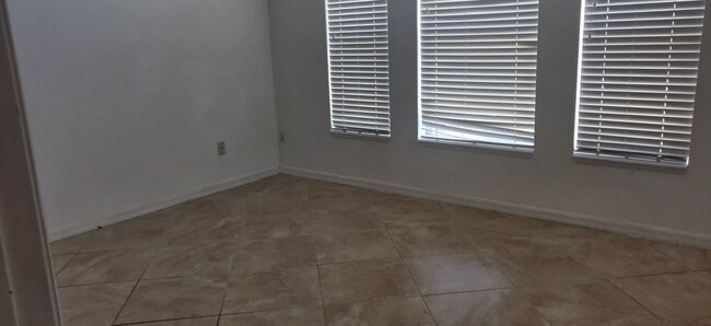 Building Photo - 4 bedroom 2 bath
