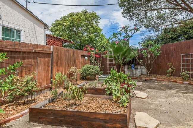 Building Photo - 4740 W Mountain View Dr