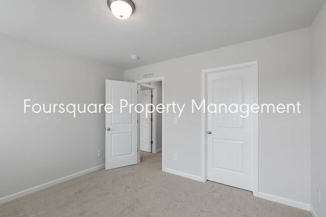 Building Photo - Bright 3-Bed 2.5-Bath End-Unit Townhome with Washer/ Dryer, Granite Kitchen & 2-Car Garage.Conven...