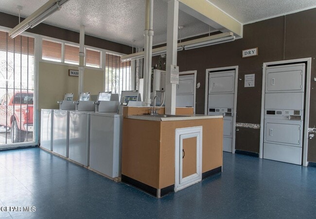 Building Photo - 6400 Edgemere Blvd