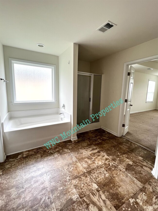 Building Photo - 224 E Hiawassee Rd