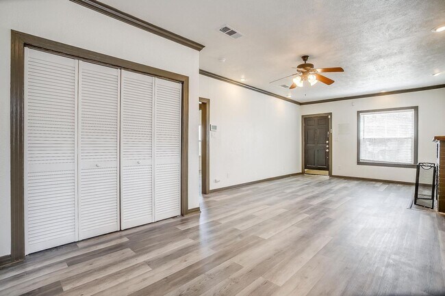 Building Photo - Well Maintained 3 Bed, 2 Bath in Establish...