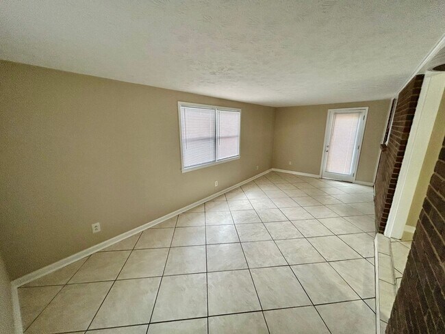 Building Photo - Newly Remodeled 4-Bedroom, 3-Bath with Fin...