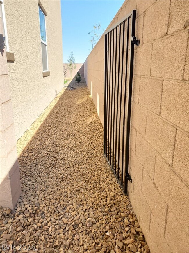 Building Photo - 2448 Bellinzona Pl