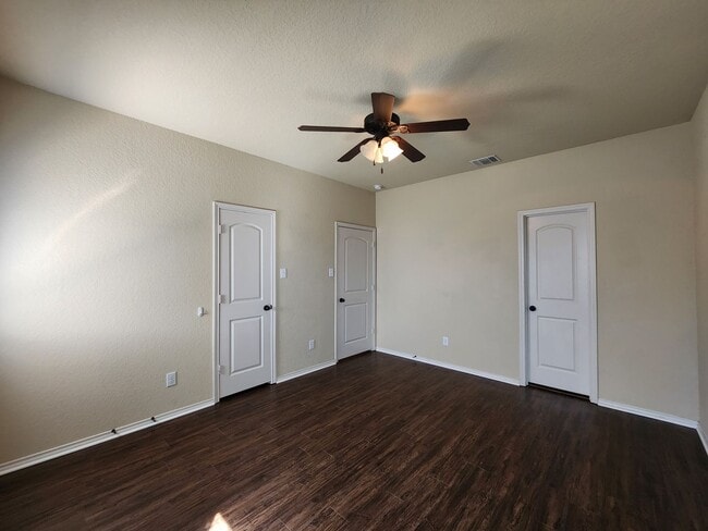 Building Photo - Wood Like Tile Flooring & Vinyl Plank - No Carpet / 1 Story Unit/ Fenced in Yard / Interior Washe...